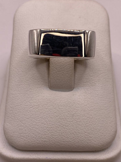 Anillo Sello Cuadrado Minimalista de Plata Ley .925, vista de detalle