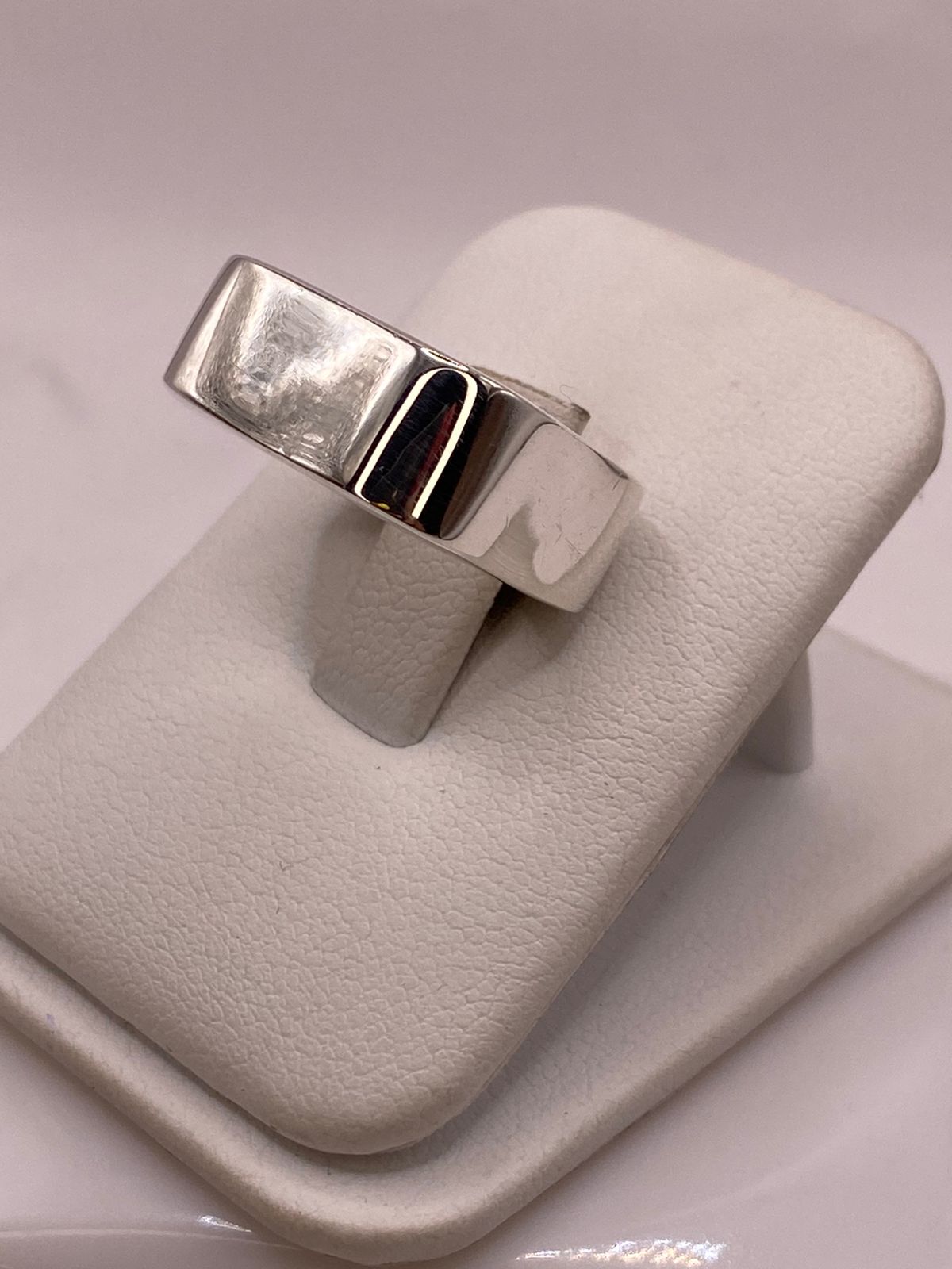 Anillo Sello Cuadrado Minimalista de Plata Ley .925, vista frontal
