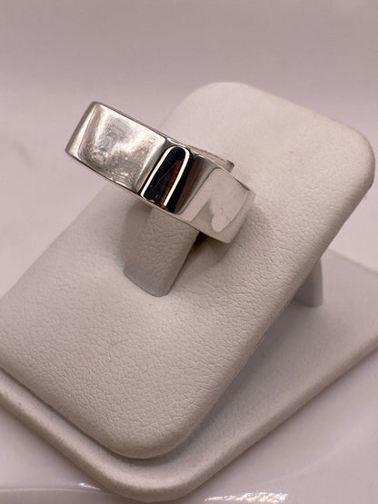 Anillo Sello Cuadrado Minimalista de Plata Ley .925, vista frontal
