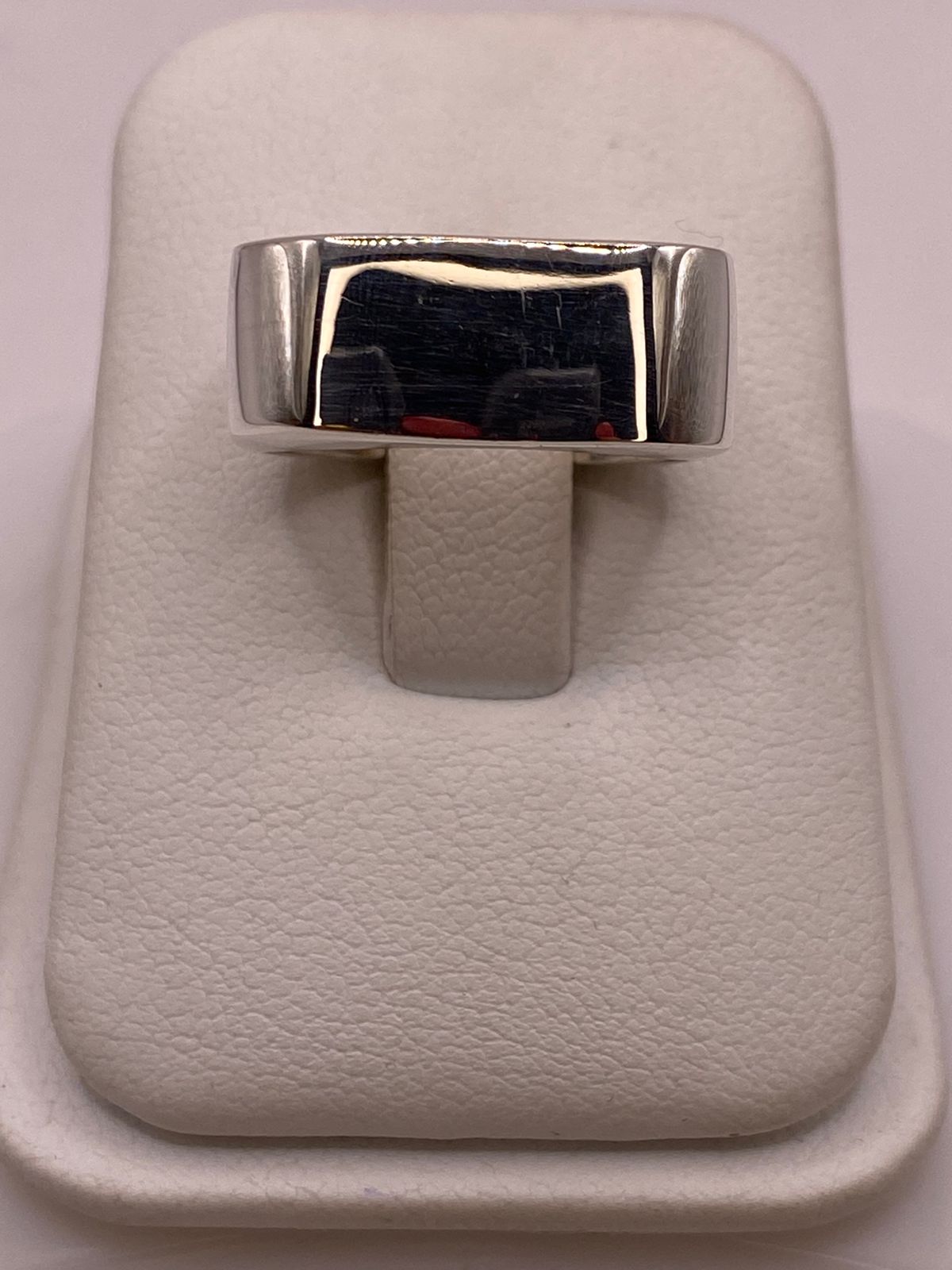 Anillo Sello Cuadrado Minimalista de Plata Ley .925 en báscula mostrando peso