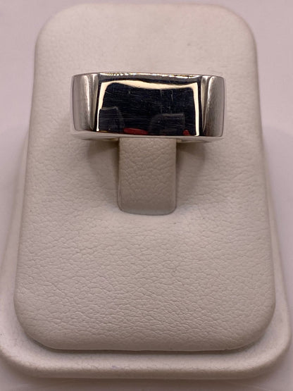 Anillo Sello Cuadrado Minimalista de Plata Ley .925 en báscula mostrando peso