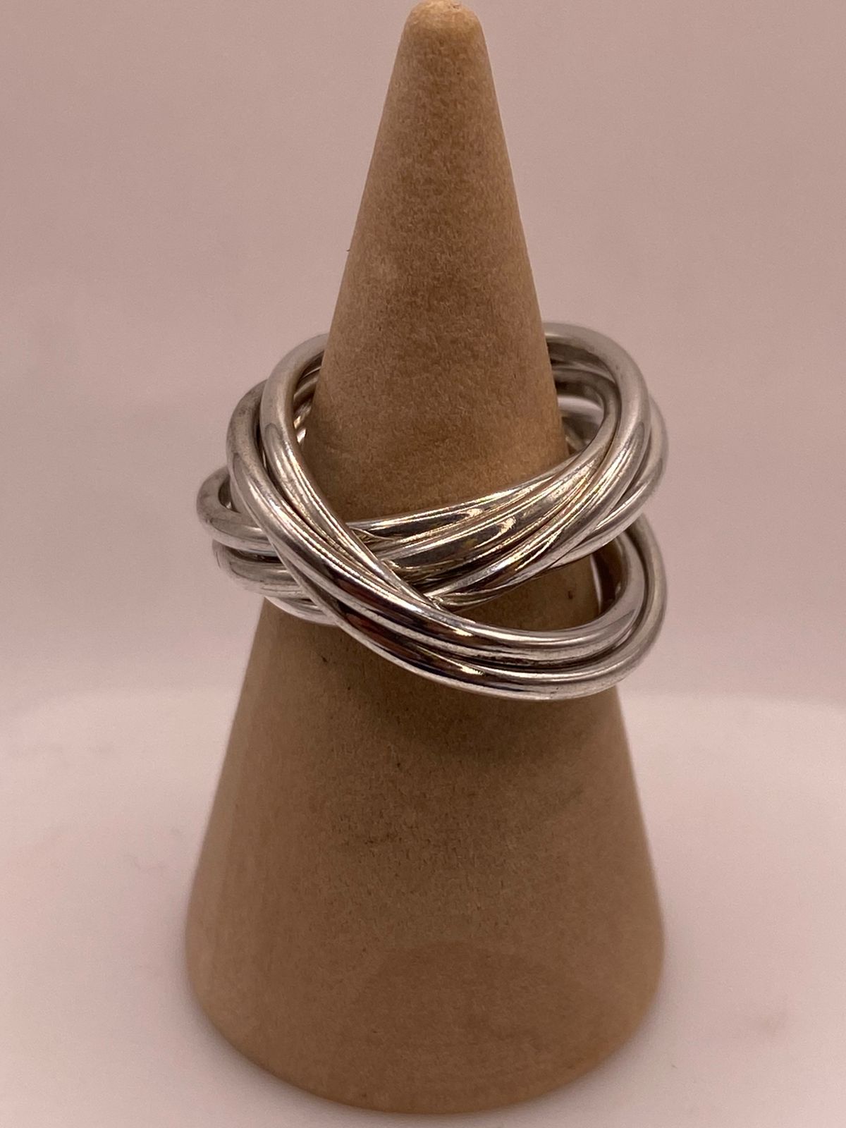 Anillo Semanario de 7 Aros Entrelazados en Plata .925, vista de detalle