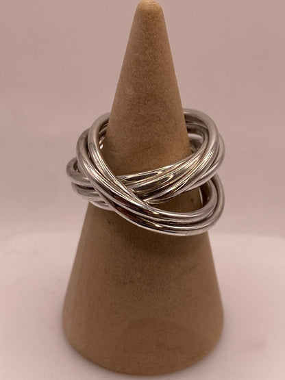Anillo Semanario de 7 Aros Entrelazados en Plata .925, vista de detalle