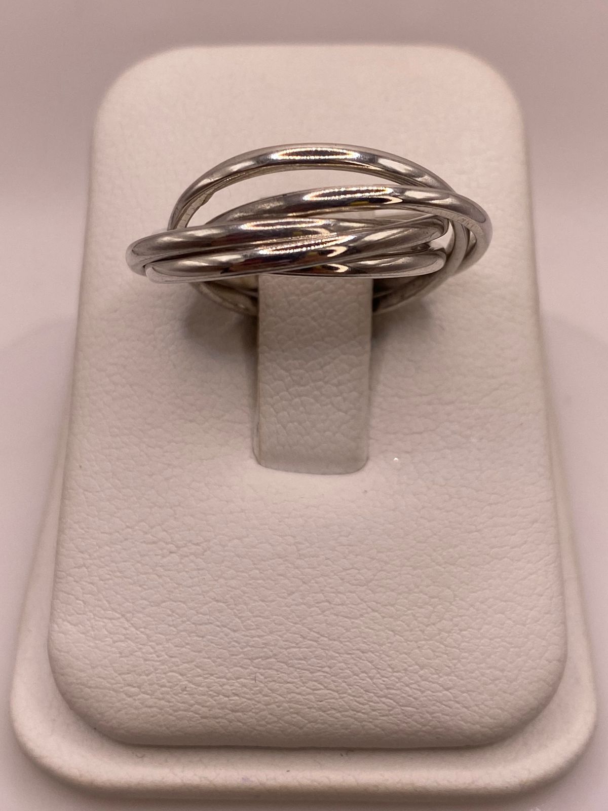 Anillo Semanario Quíntuple en Plata .925 en báscula mostrando peso