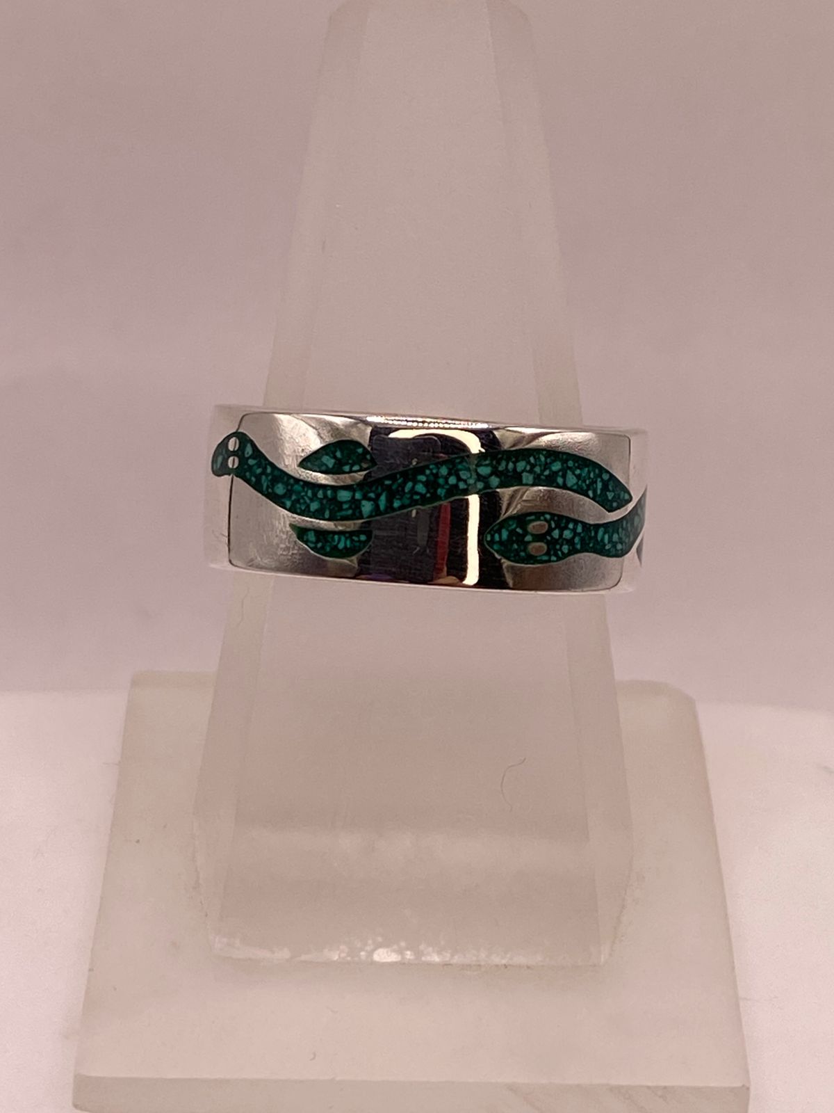Anillo Serpiente Verde de Plata .925 con Incrustaciones, vista lateral
