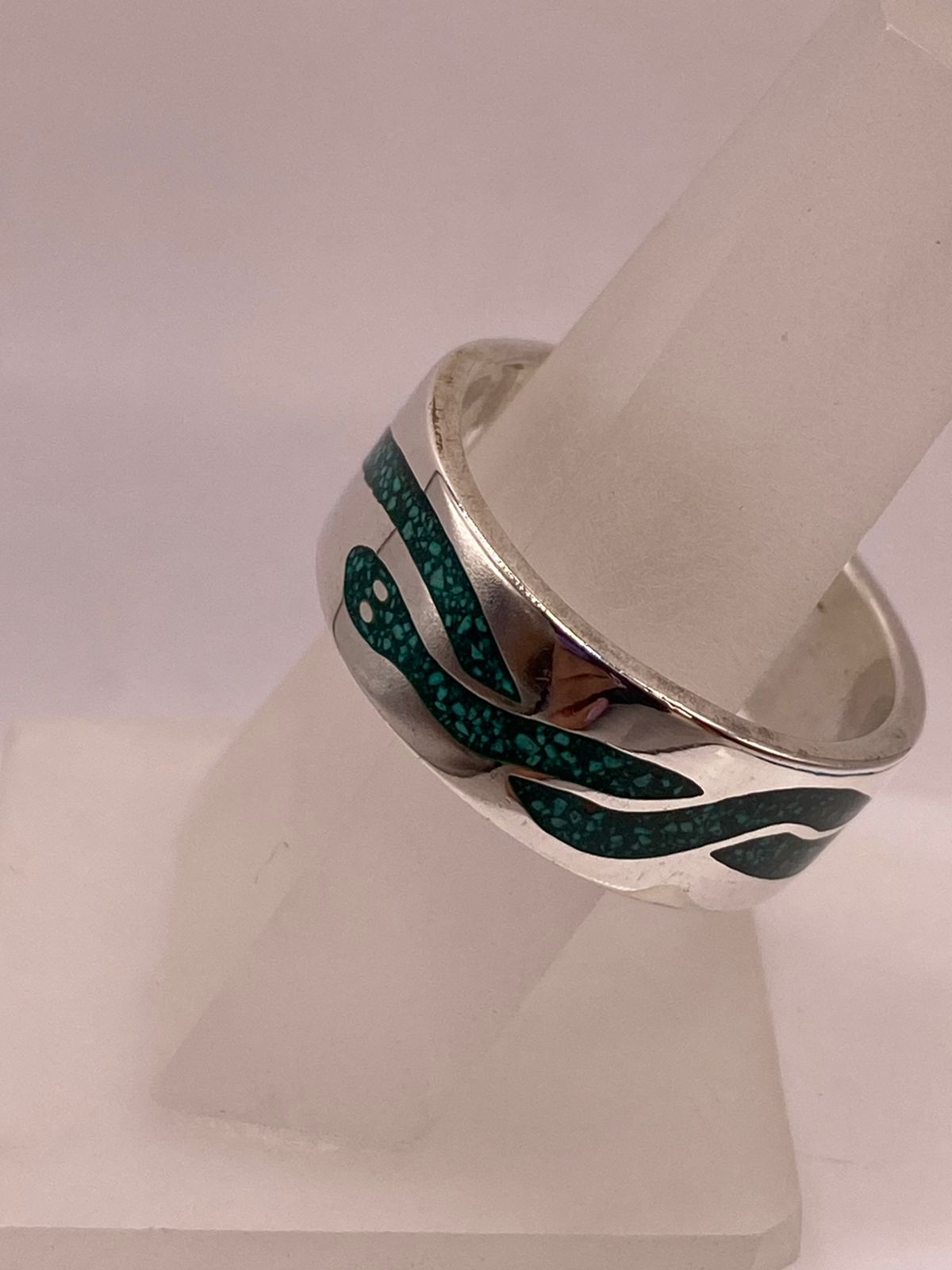 Anillo Serpiente Verde de Plata .925 con Incrustaciones, vista frontal