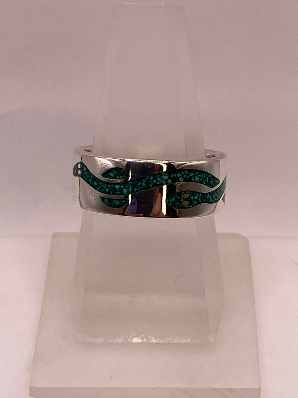 Anillo Serpiente Verde de Plata .925 con Incrustaciones, vista de detalle