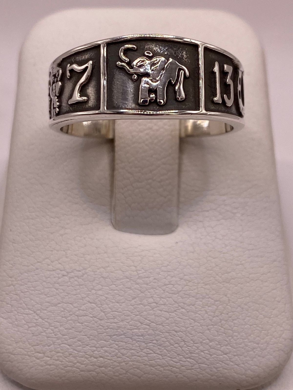 Anillo con Símbolos de la Suerte de Plata Ley .925 en báscula mostrando peso