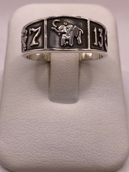 Anillo con Símbolos de la Suerte de Plata Ley .925 en báscula mostrando peso