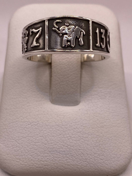 Anillo con Símbolos de la Suerte de Plata Ley .925 en báscula mostrando peso