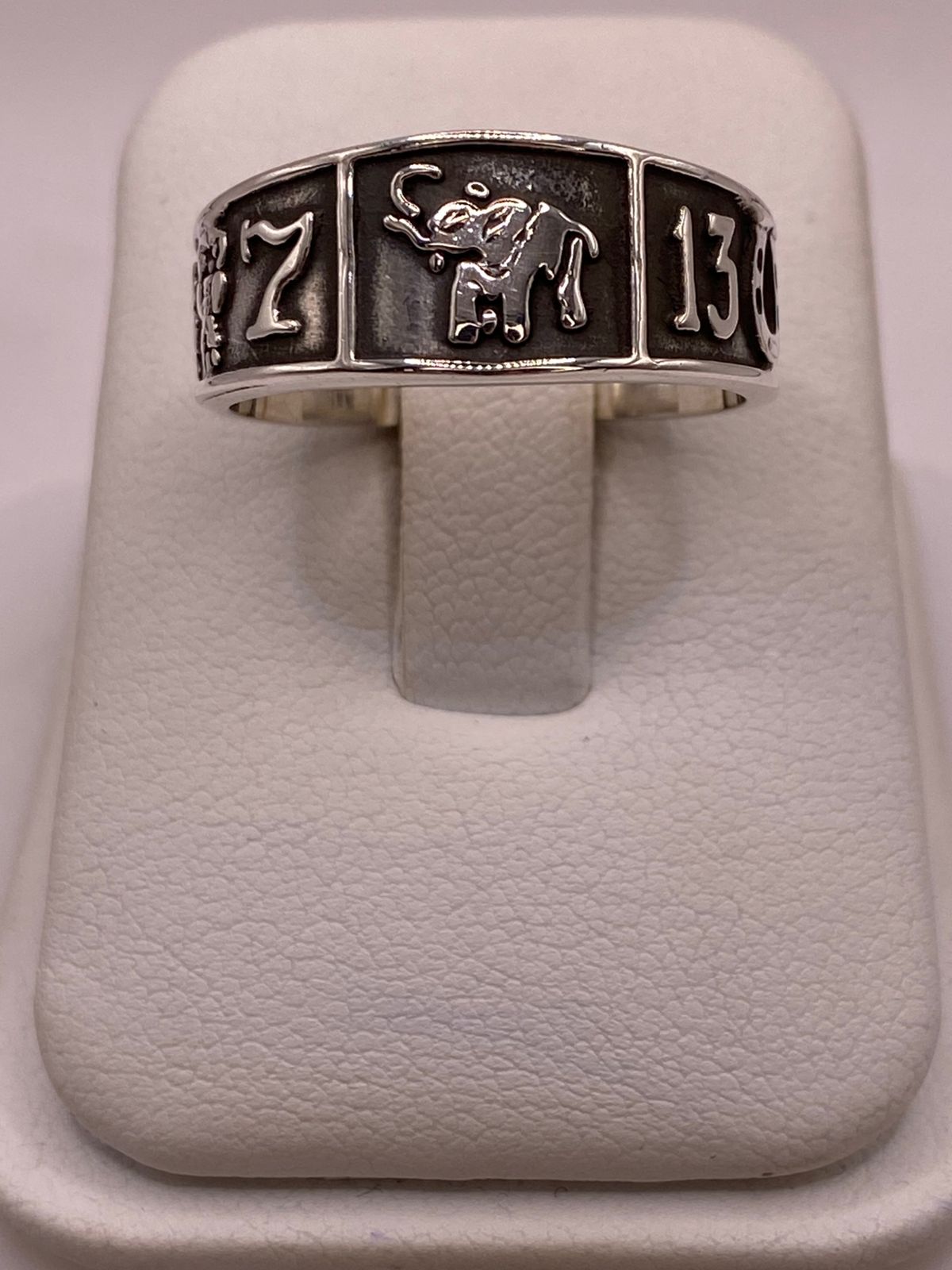 Anillo con Símbolos de la Suerte de Plata Ley .925, vista frontal