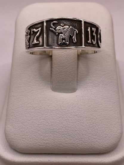 Anillo con Símbolos de la Suerte de Plata Ley .925, vista frontal
