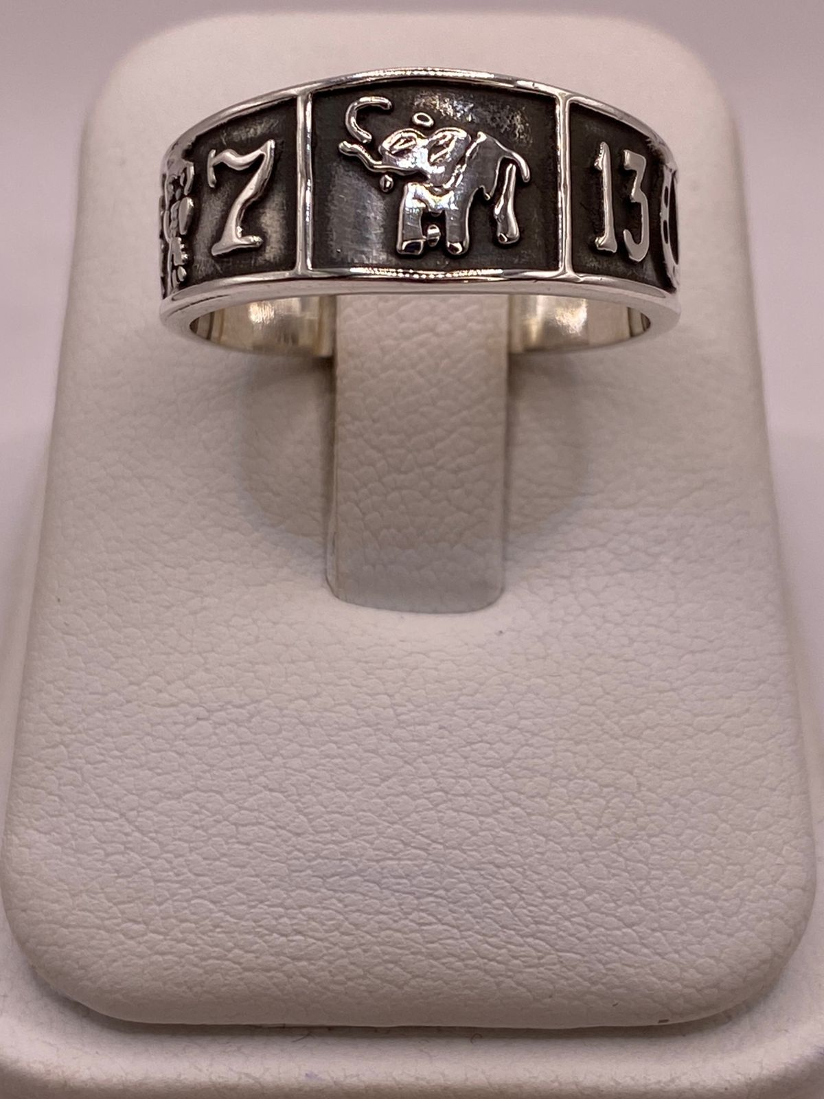 Anillo con Símbolos de la Suerte de Plata Ley .925, vista lateral