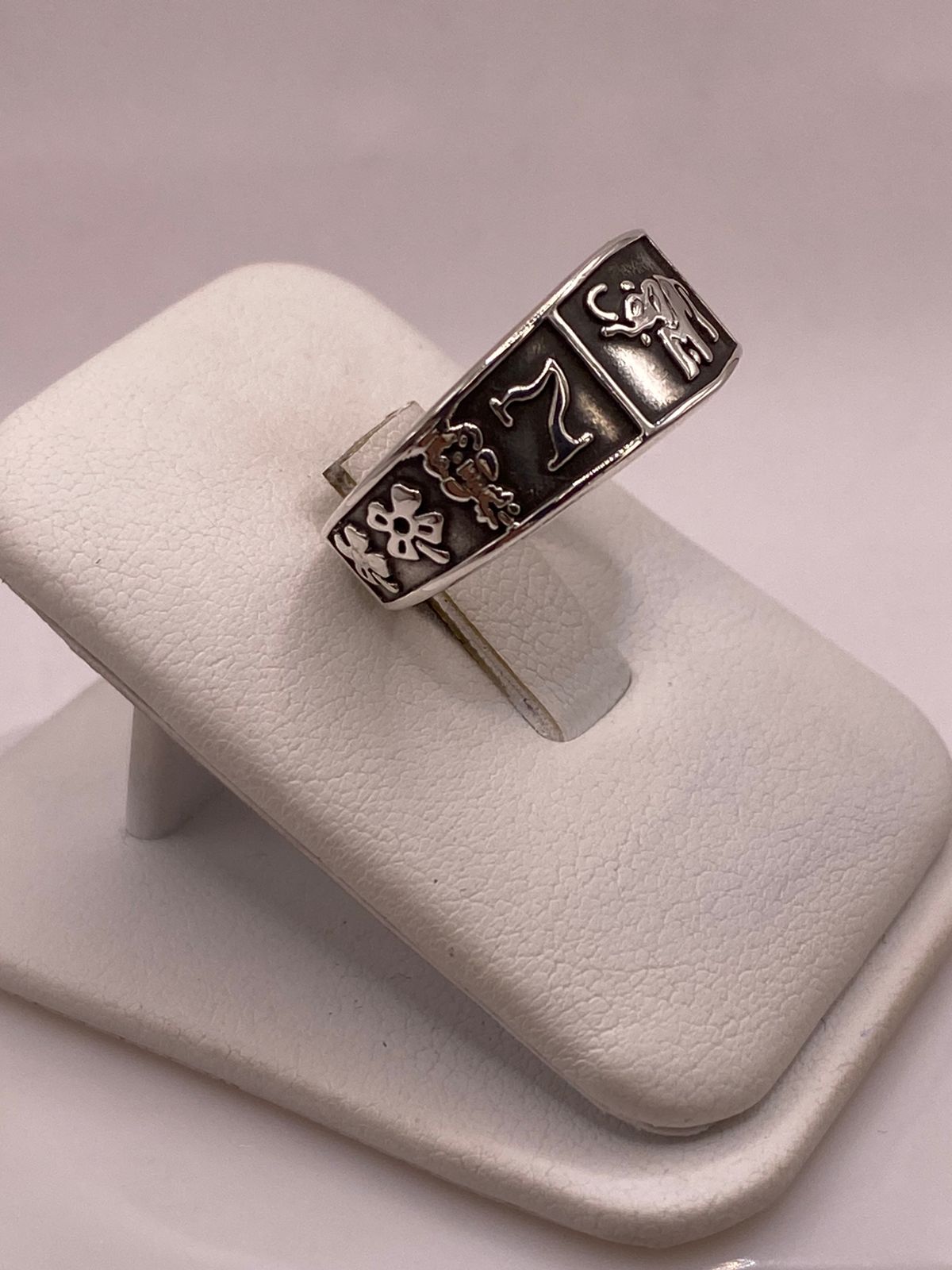 Anillo con Símbolos de la Suerte de Plata Ley .925, vista de detalle