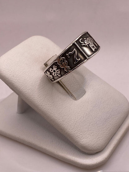 Anillo con Símbolos de la Suerte de Plata Ley .925, vista de detalle