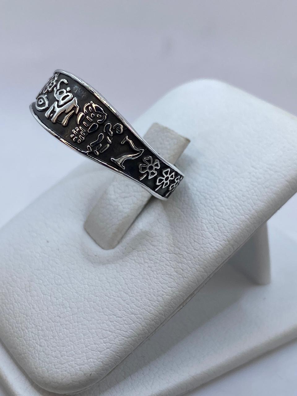 Anillo Símbolos de la Suerte en Plata .925, vista de detalle