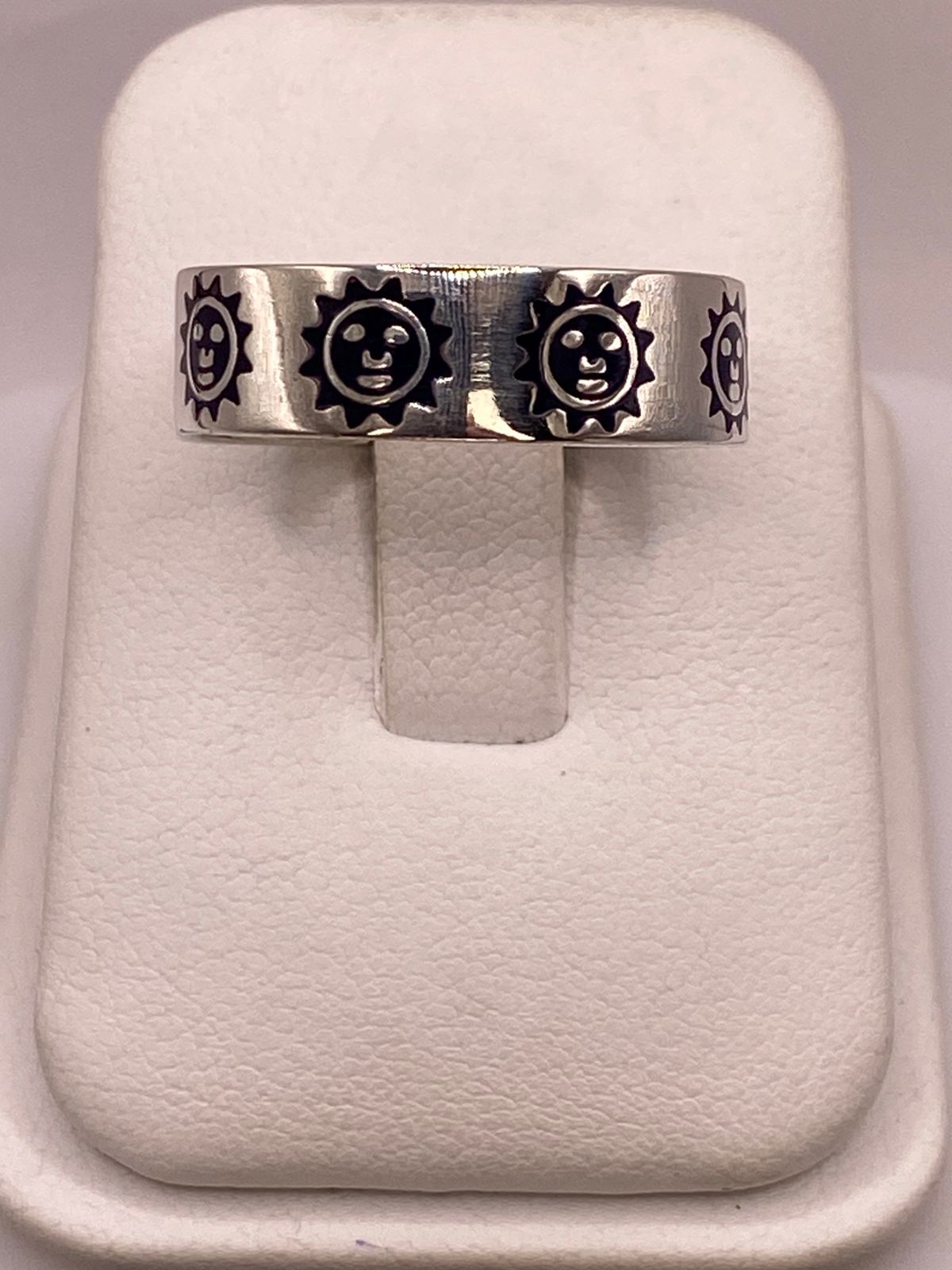 Anillo Sol Sonriente de Plata .925, vista de detalle