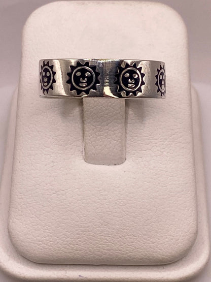 Anillo Sol Sonriente de Plata .925, vista de detalle