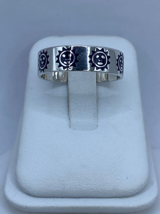 Anillo Soles en Plata .925 con Lápiz Lazuli Morado — ángulo diagonal