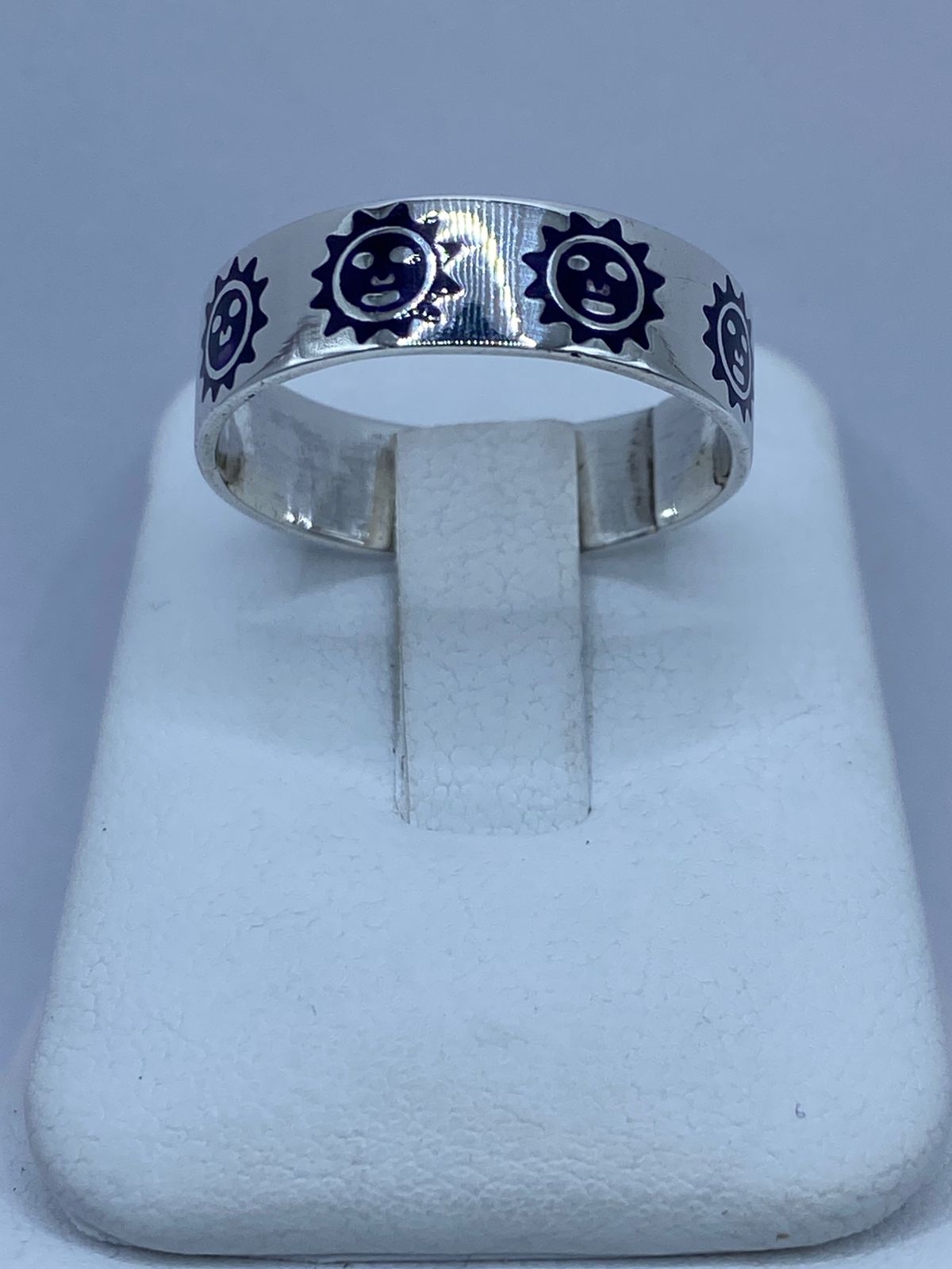 Anillo Soles en Plata .925 con Lápiz Lazuli Morado, vista de detalle