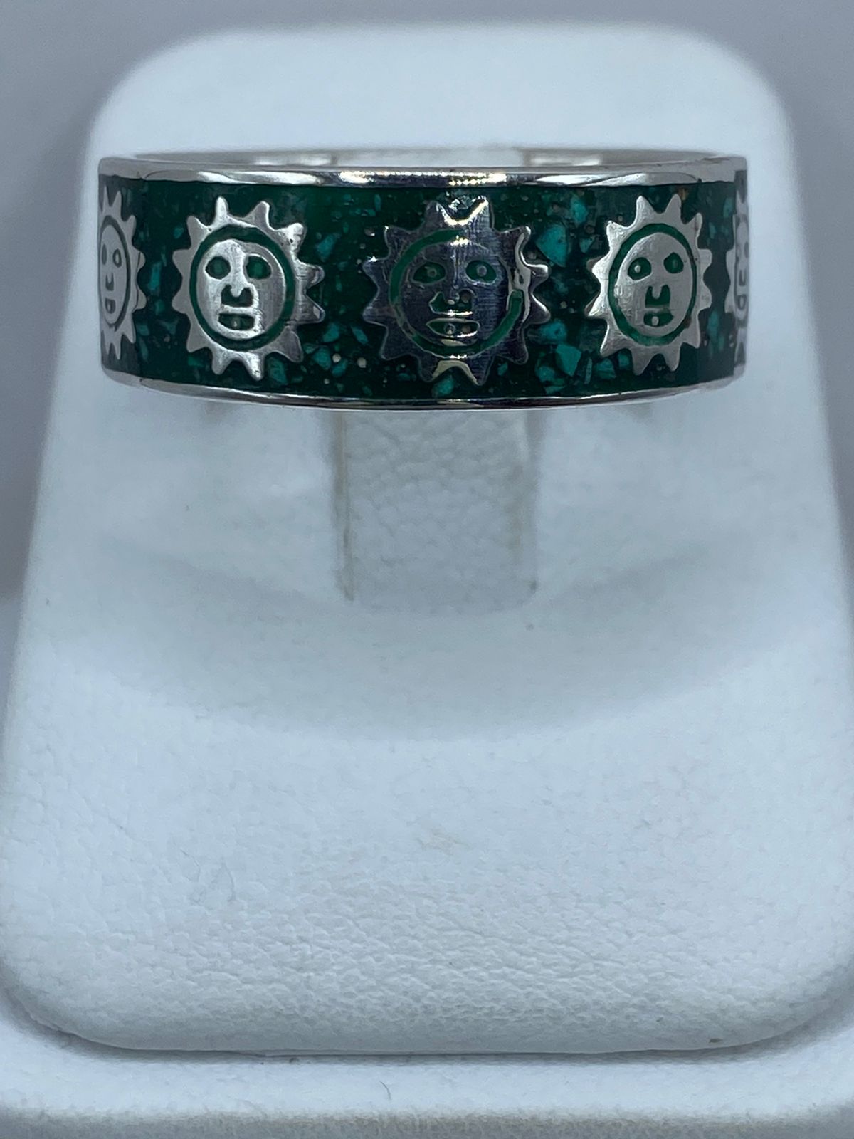 Anillo Soles Prehispánicos en Plata .925 con Malaquita Natural — vista lateral