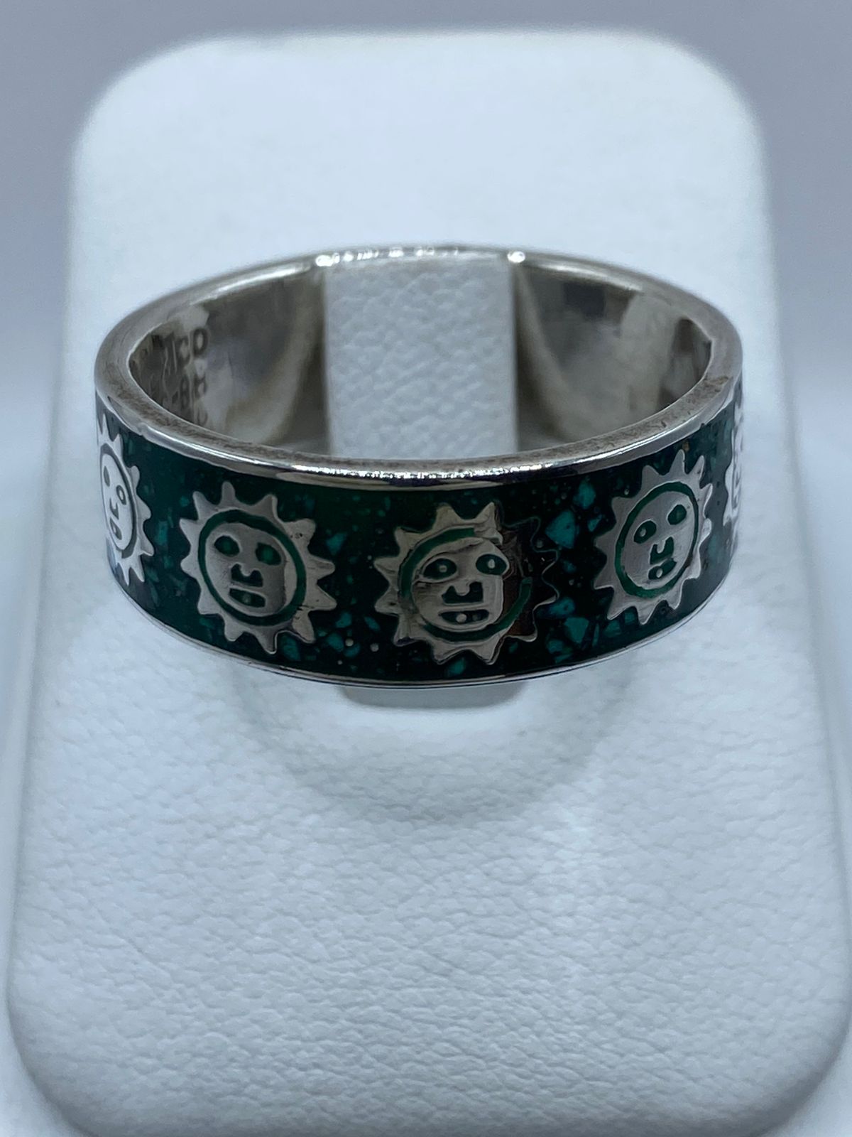 Anillo Soles Prehispánicos en Plata .925 con Malaquita Natural, vista lateral