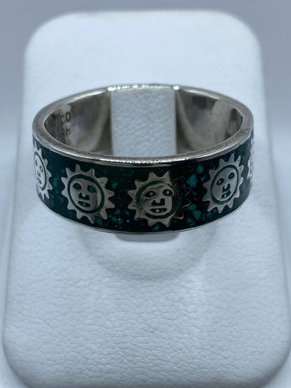 Anillo Soles Prehispánicos en Plata .925 con Malaquita Natural, vista lateral