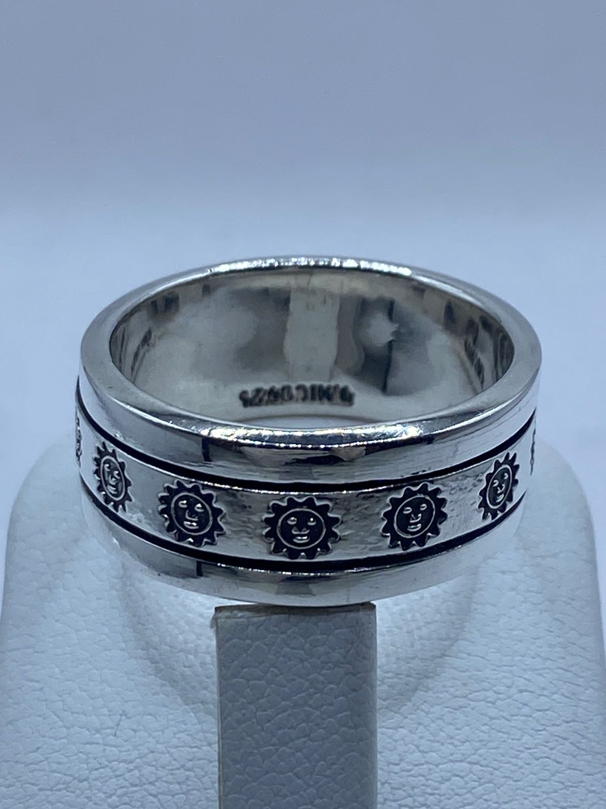 Anillo Spinner de Plata .925 con Diseño de Soles, sello de autenticidad Plata Ley .925