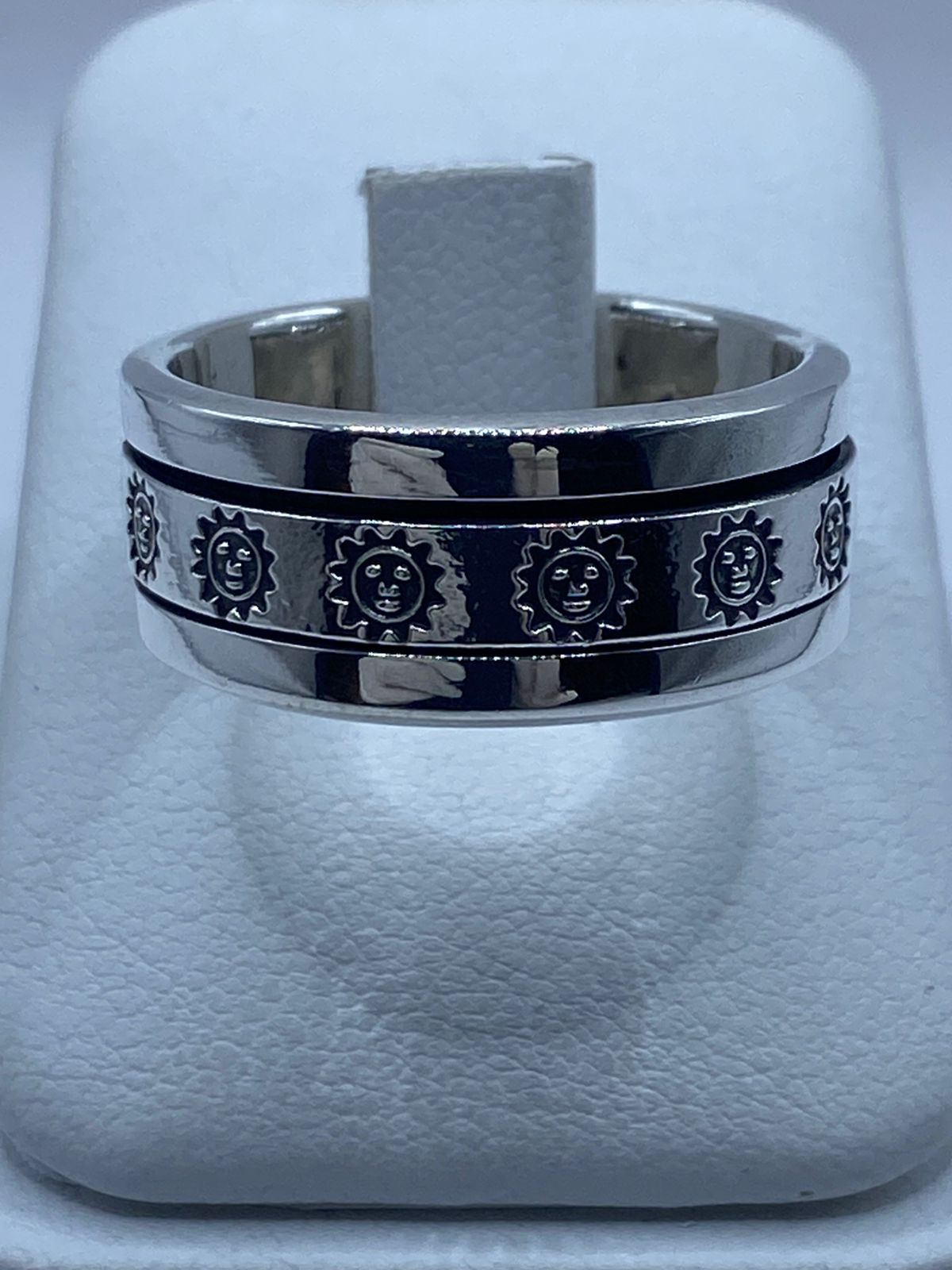 Anillo Spinner de Plata .925 con Diseño de Soles, vista frontal