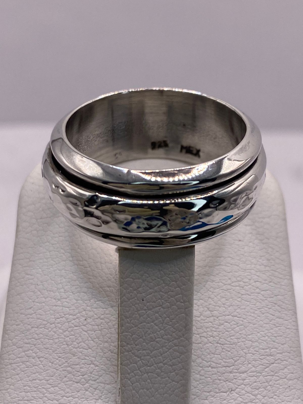 Anillo Spinner Martillado en Plata .925, sello de autenticidad Plata Ley .925