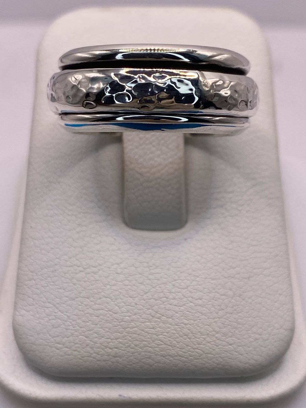 Anillo Spinner Martillado en Plata .925, vista frontal