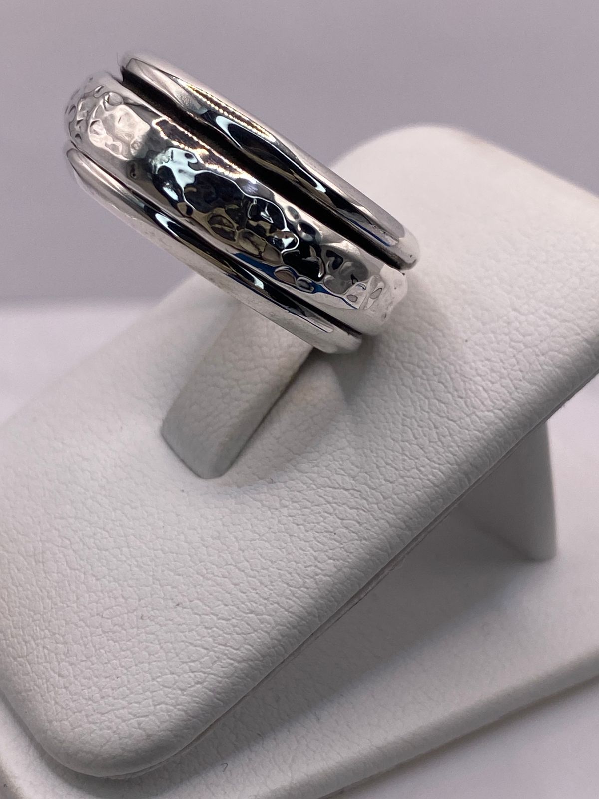 Anillo Spinner Martillado en Plata .925, vista lateral