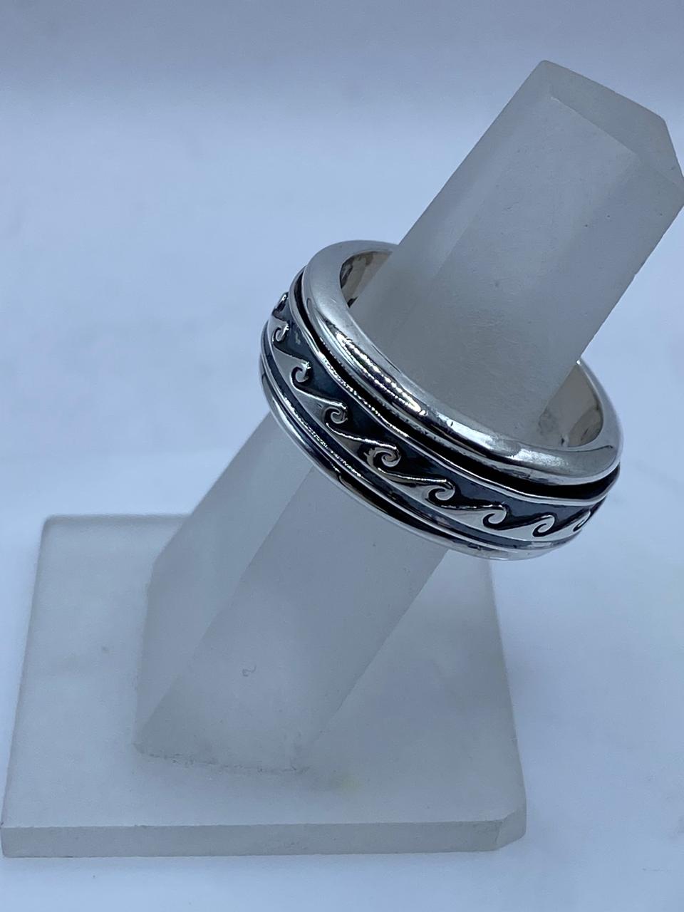 Anillo Spinner Olas Estilizadas en Plata .925, vista frontal