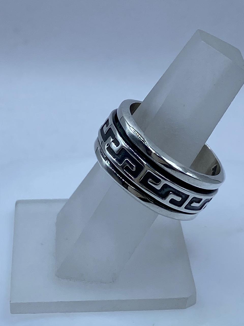 Anillo Spinner de Plata .925 con Diseño Greca Clásica, vista lateral