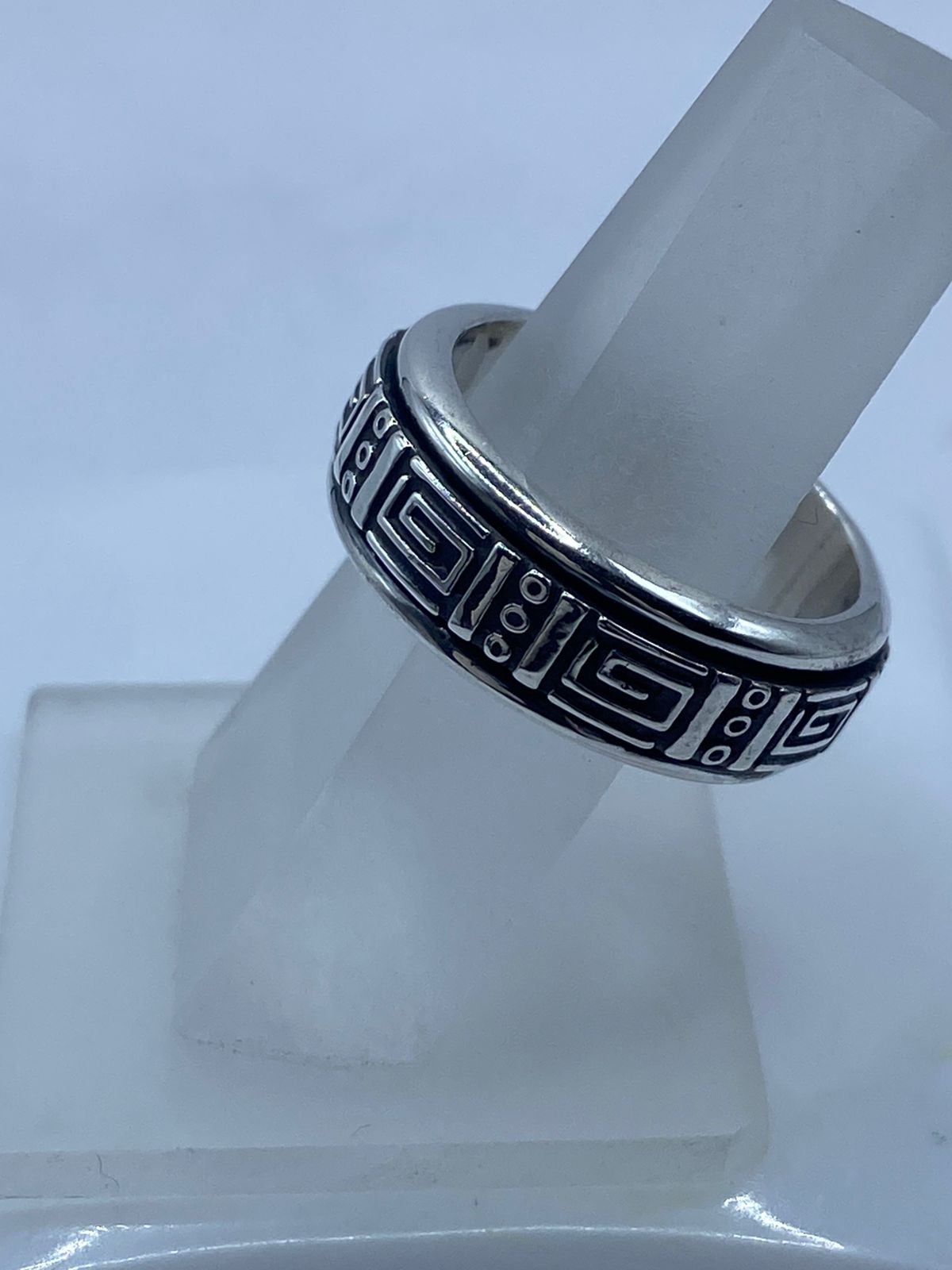 Anillo Spinner de Plata .925 con Diseño Greca Geométrica, vista lateral