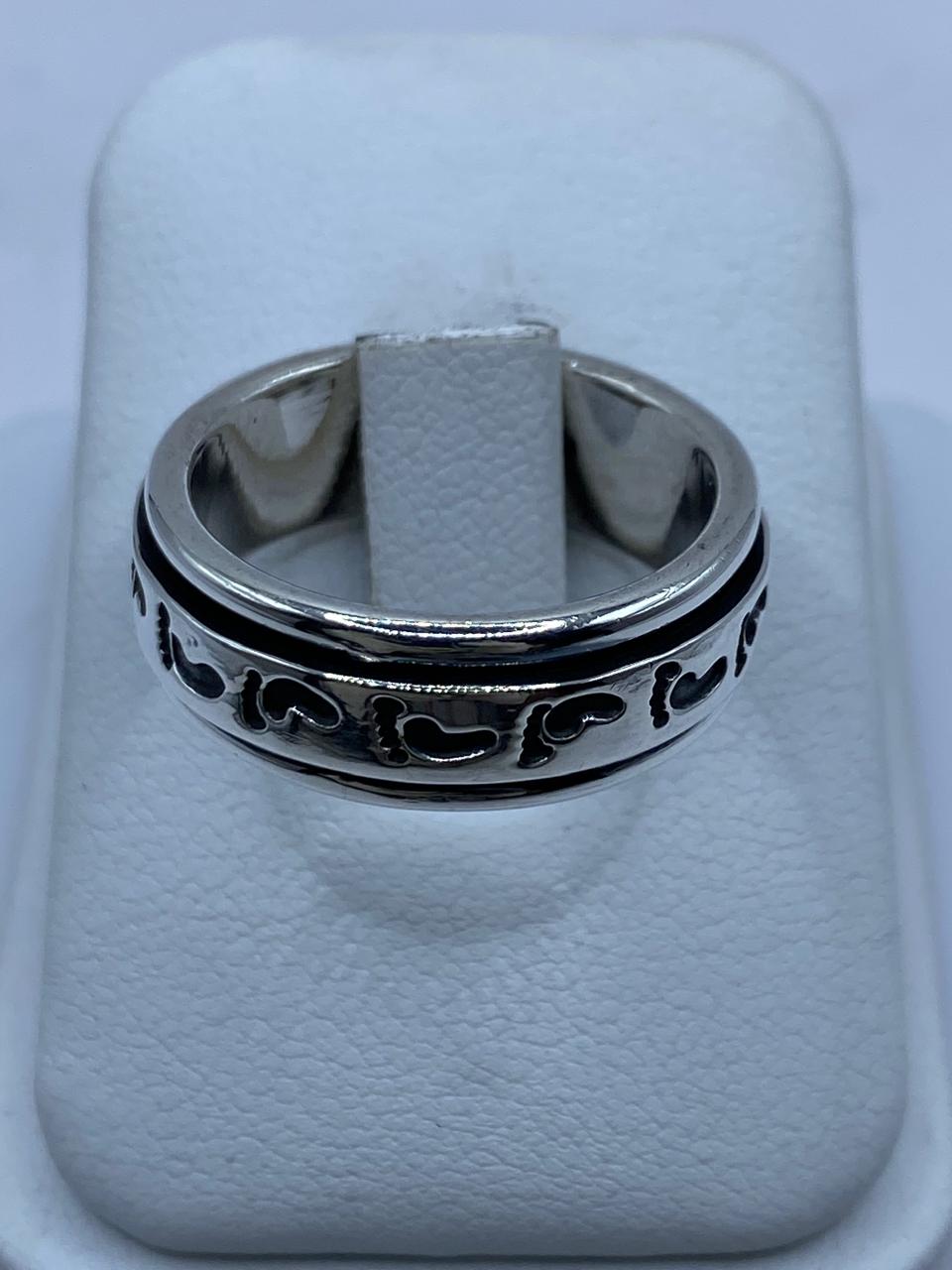 Anillo Spinner de Plata .925 con Diseño de Huellas, vista frontal