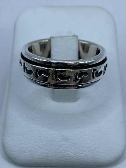 Anillo Spinner de Plata .925 con Diseño de Huellas, vista lateral
