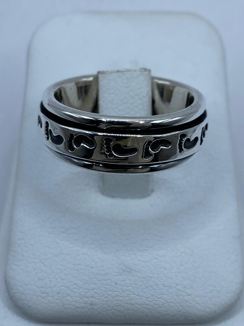 Anillo Spinner de Plata .925 con Diseño de Huellas, vista lateral