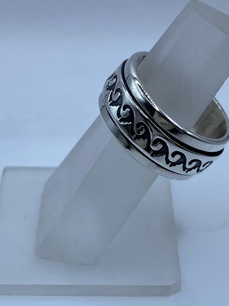 Anillo Spinner de Plata .925 con Diseño de Olas — vista lateral