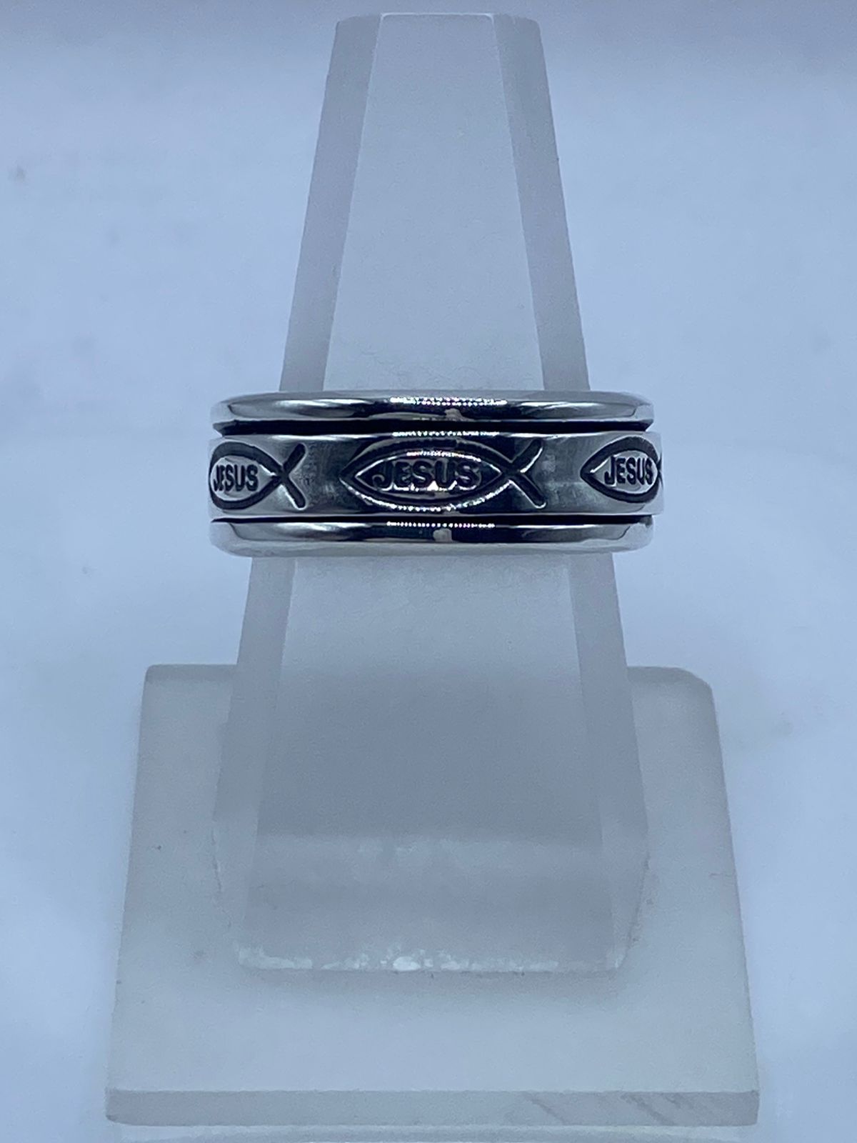 Anillo Spinner de Plata .925 “Jesús” con Símbolo Ichthys, vista lateral