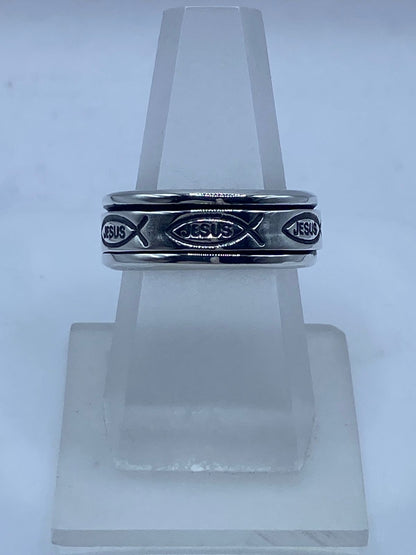 Anillo Spinner de Plata .925 “Jesús” con Símbolo Ichthys, vista lateral