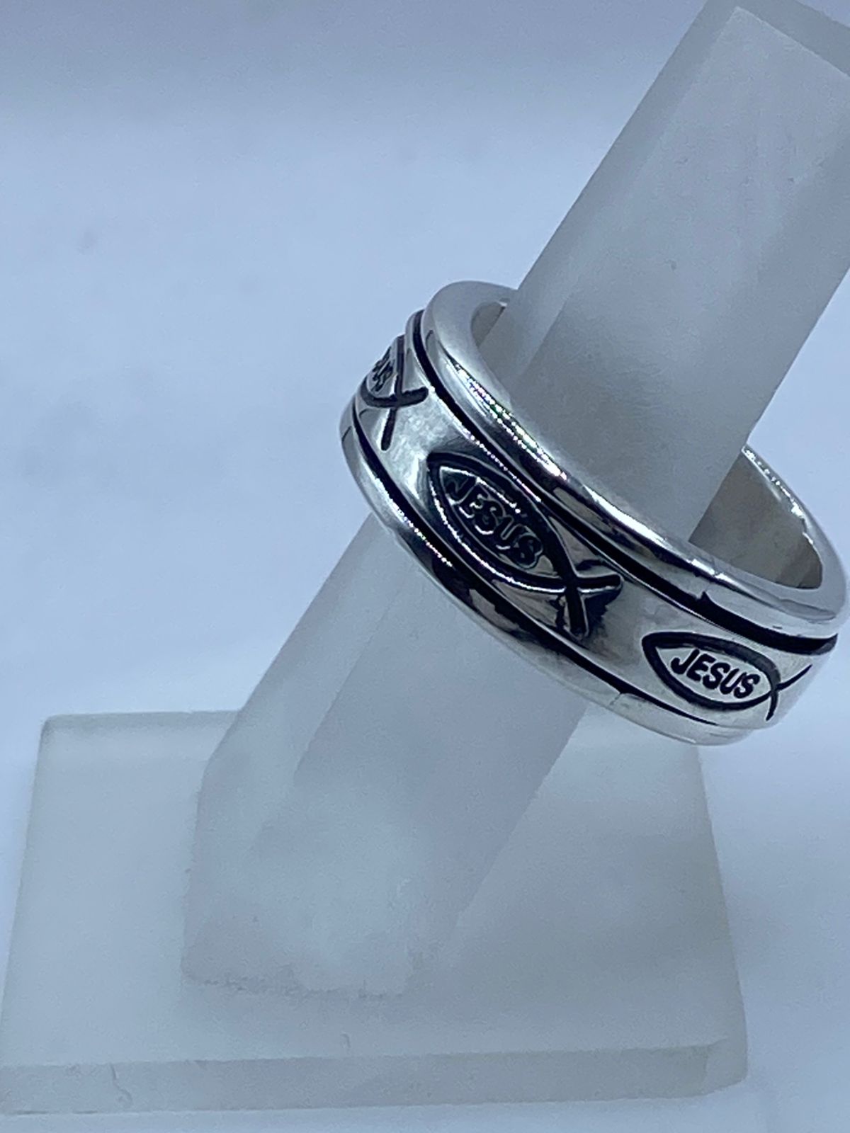 Anillo Spinner de Plata .925 “Jesús” con Símbolo Ichthys, vista frontal