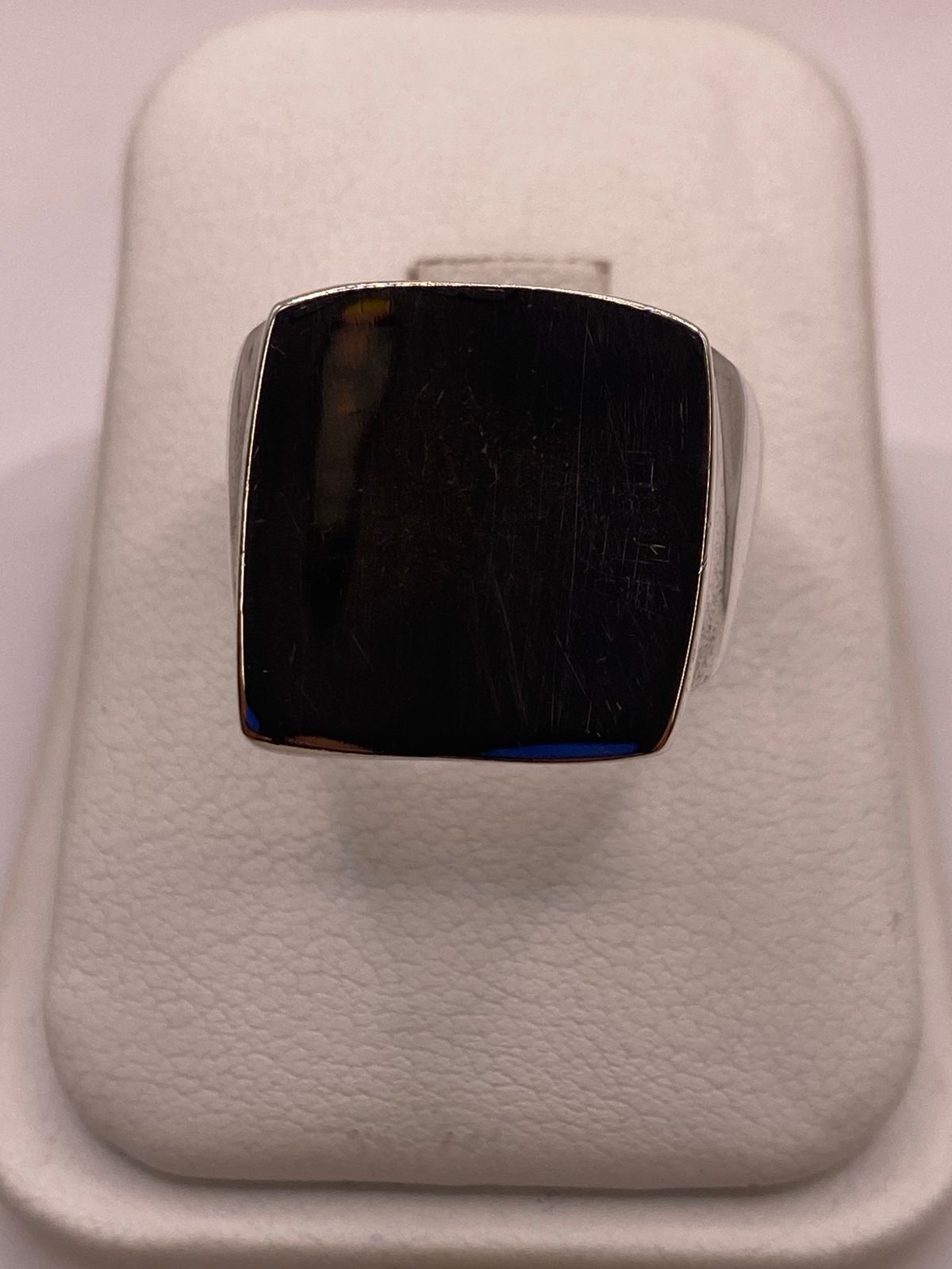 Anillo Tipo Sello Cuadrado Liso en Plata .925, vista de detalle