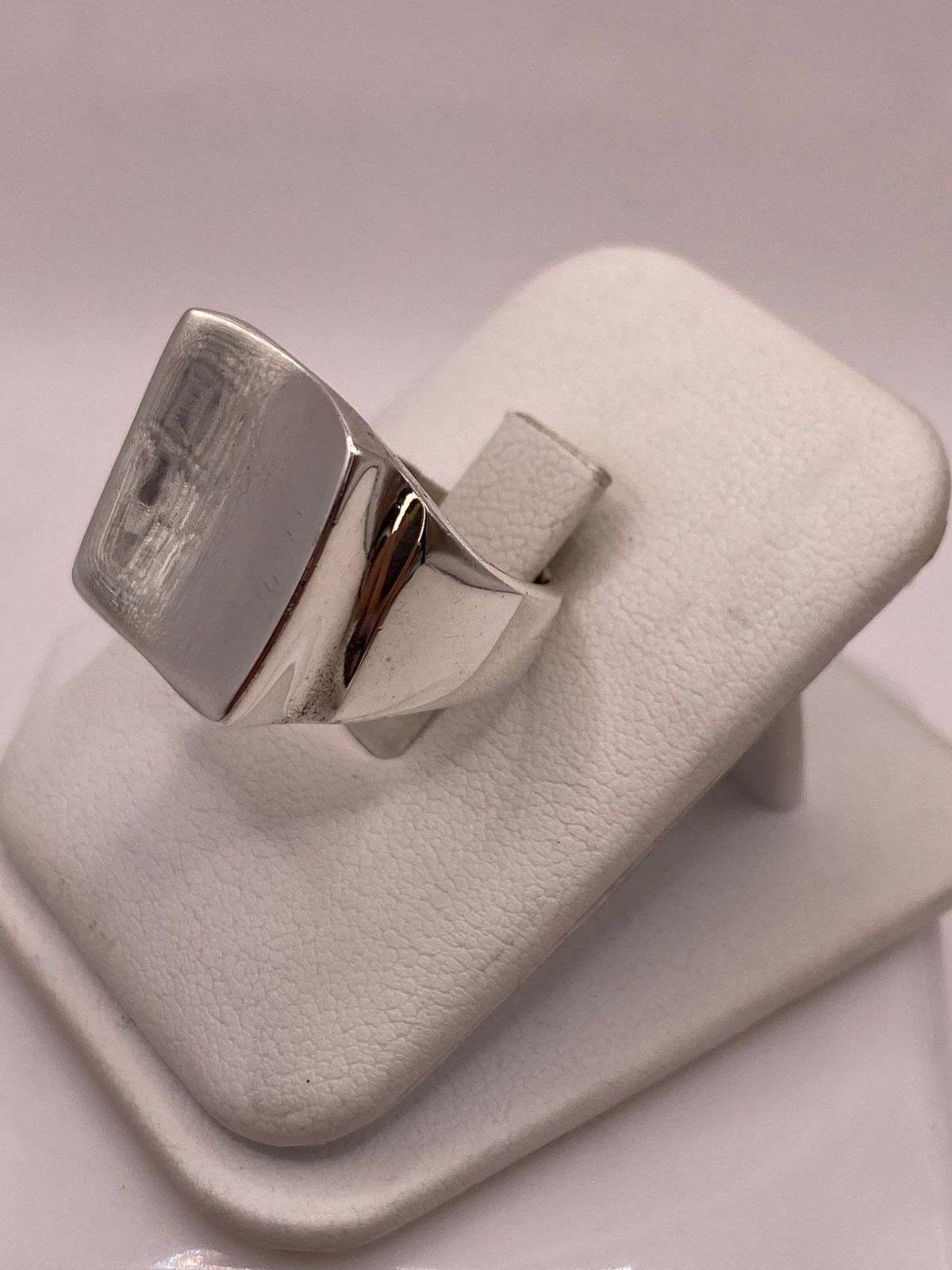 Anillo Tipo Sello Cuadrado Liso en Plata .925, vista lateral