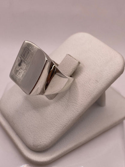 Anillo Tipo Sello Cuadrado Liso en Plata .925, vista lateral