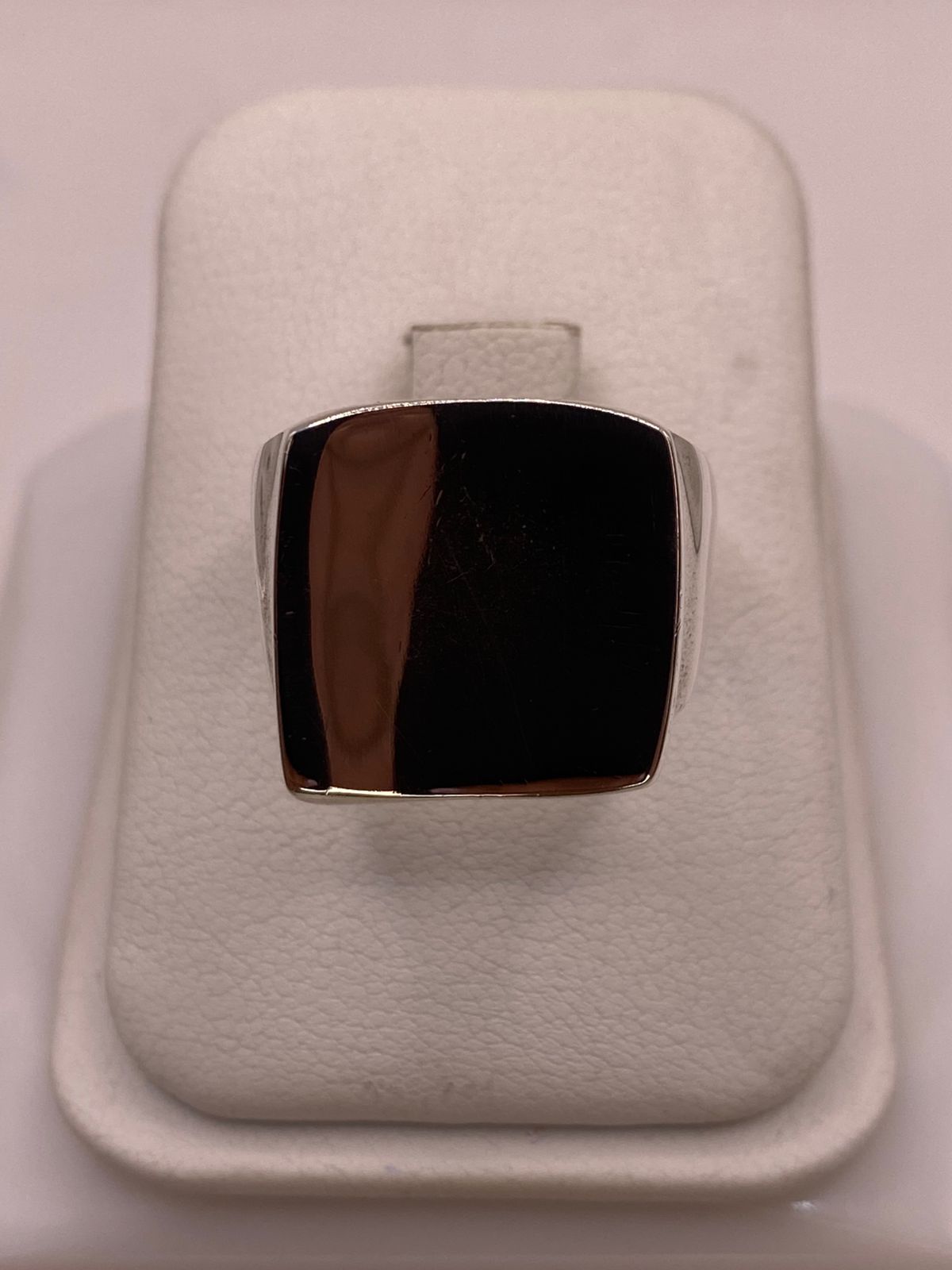 Anillo Tipo Sello Cuadrado Liso en Plata .925 en báscula mostrando peso