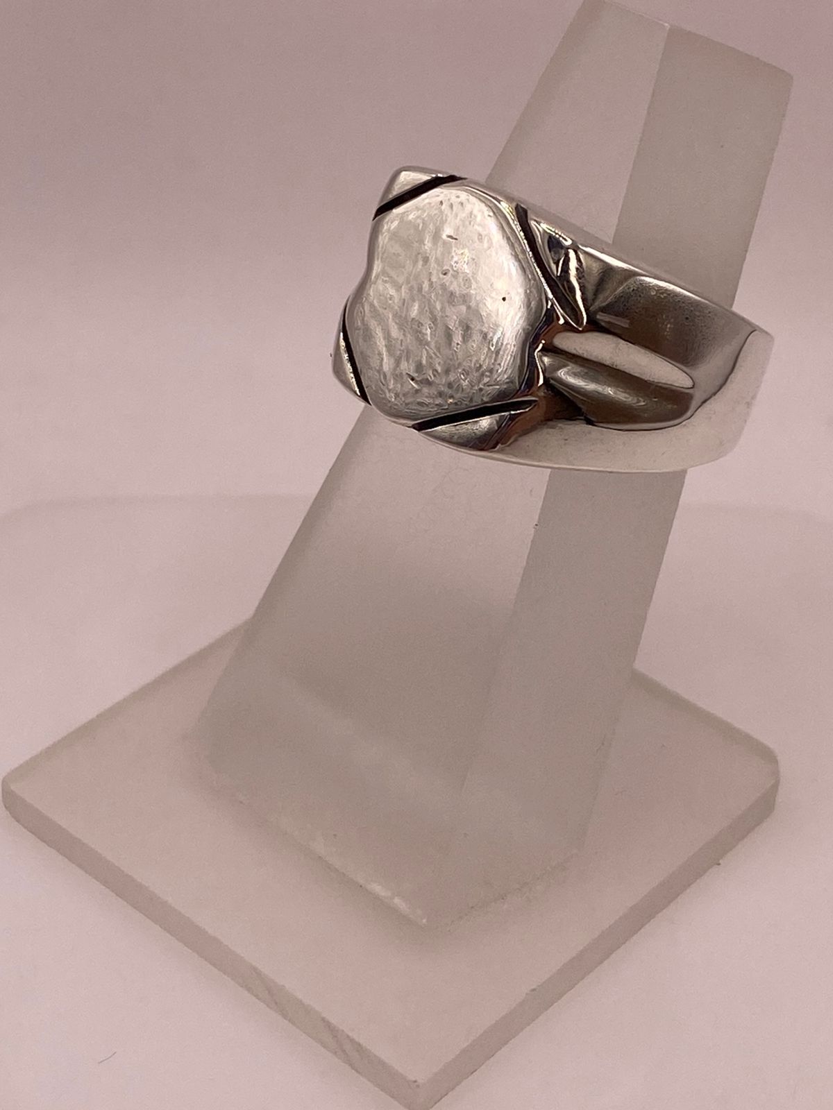 Anillo Tipo Sello Geométrico en Plata .925, vista frontal
