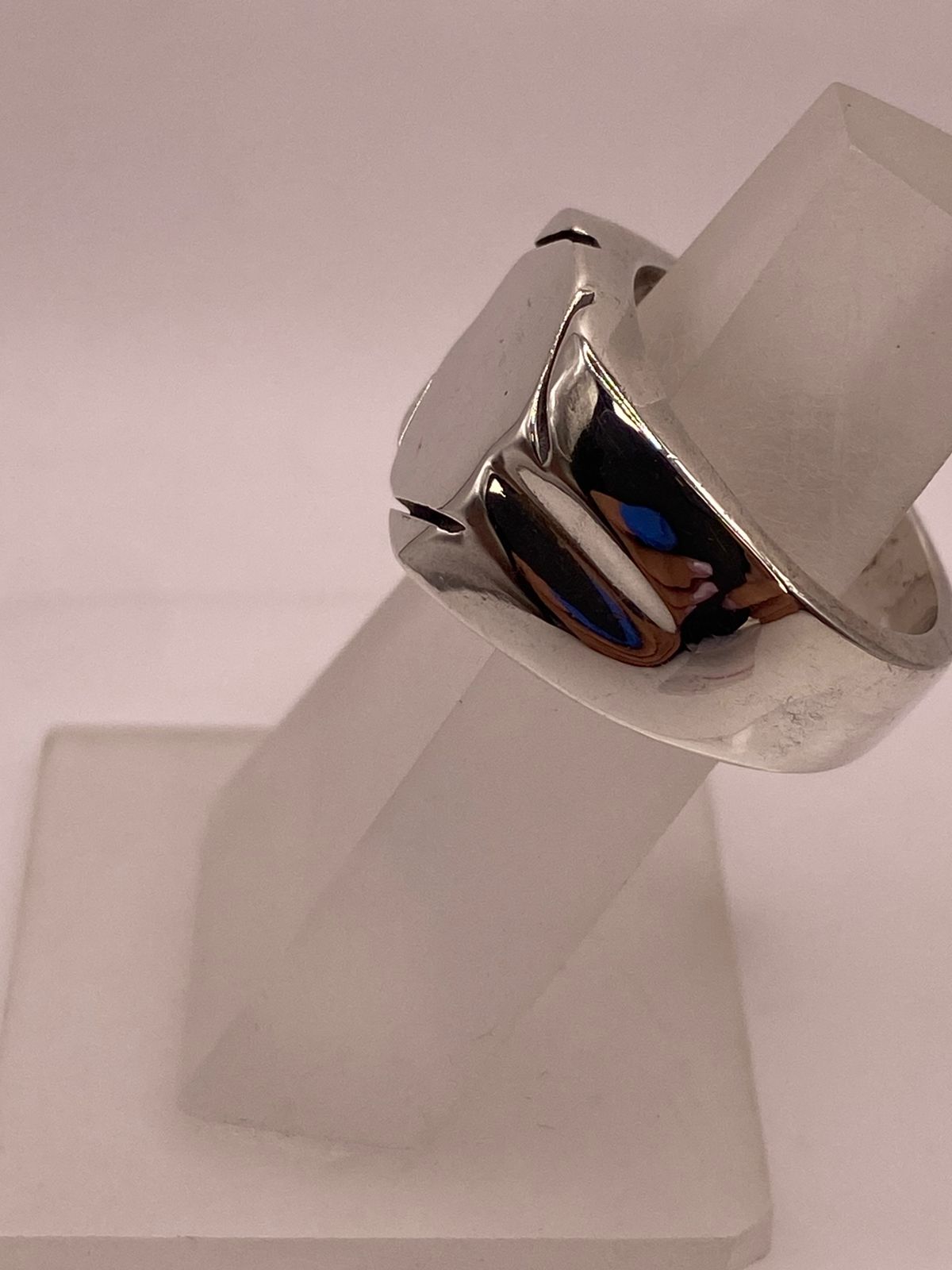 Anillo Tipo Sello Geométrico en Plata .925, vista lateral