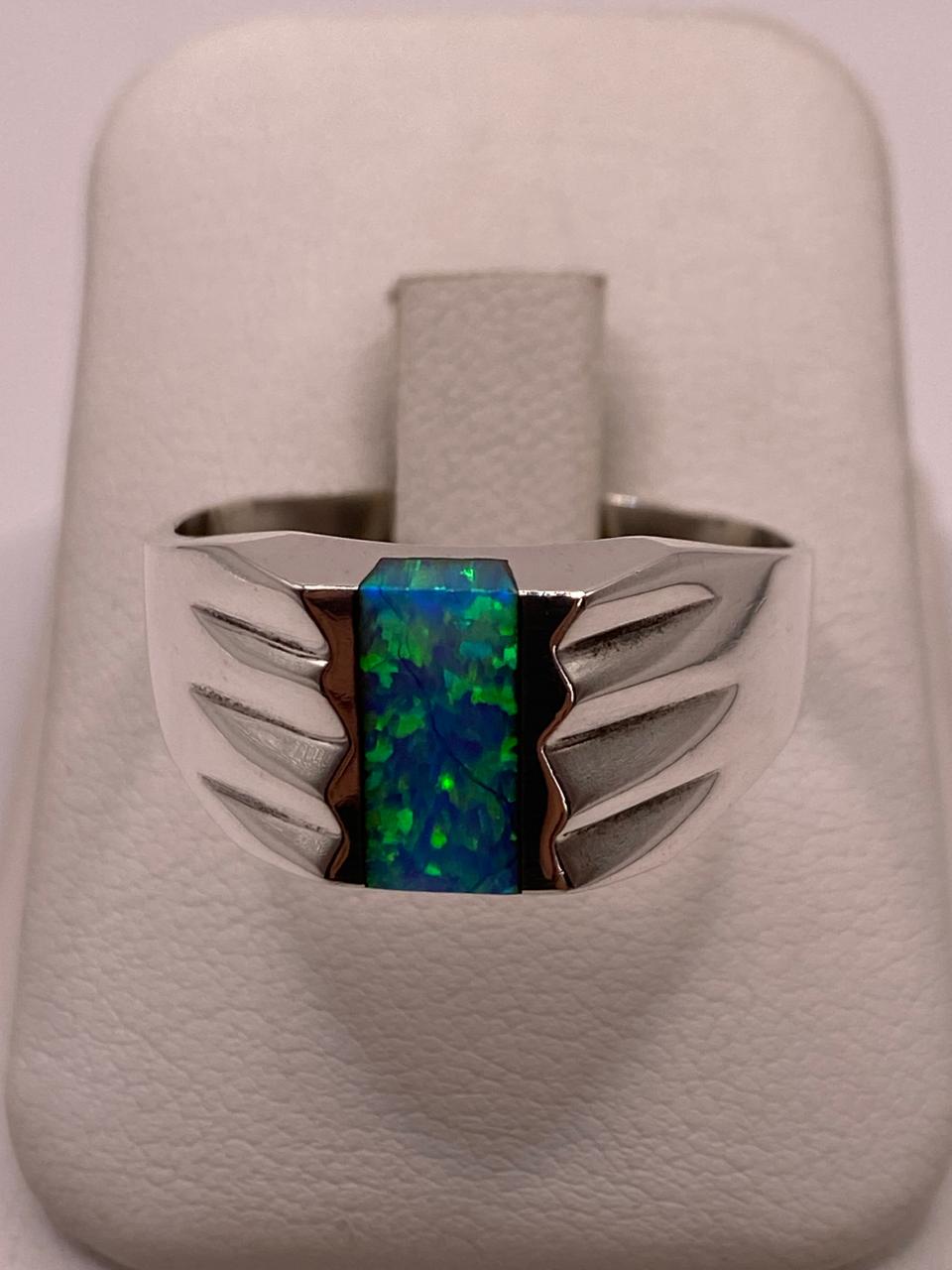 Anillo Tipo Sello con Ópalo de Fuego Azul‑verde en Plata .925, vista frontal
