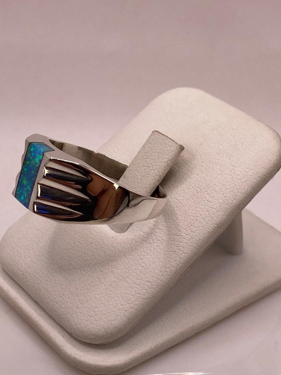 Anillo Tipo Sello con Ópalo de Fuego Azul‑verde en Plata .925, vista lateral